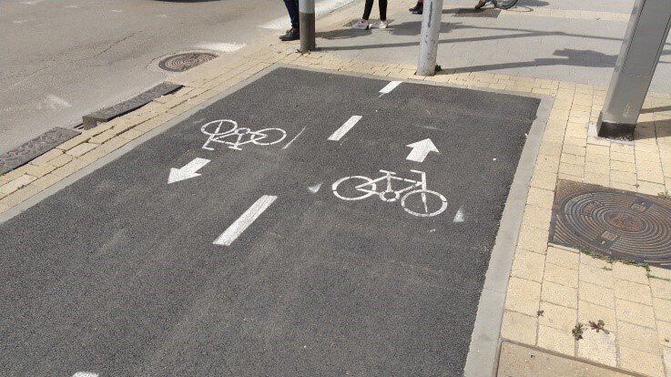 歩道に書かれた自転車専用エリアのマーク