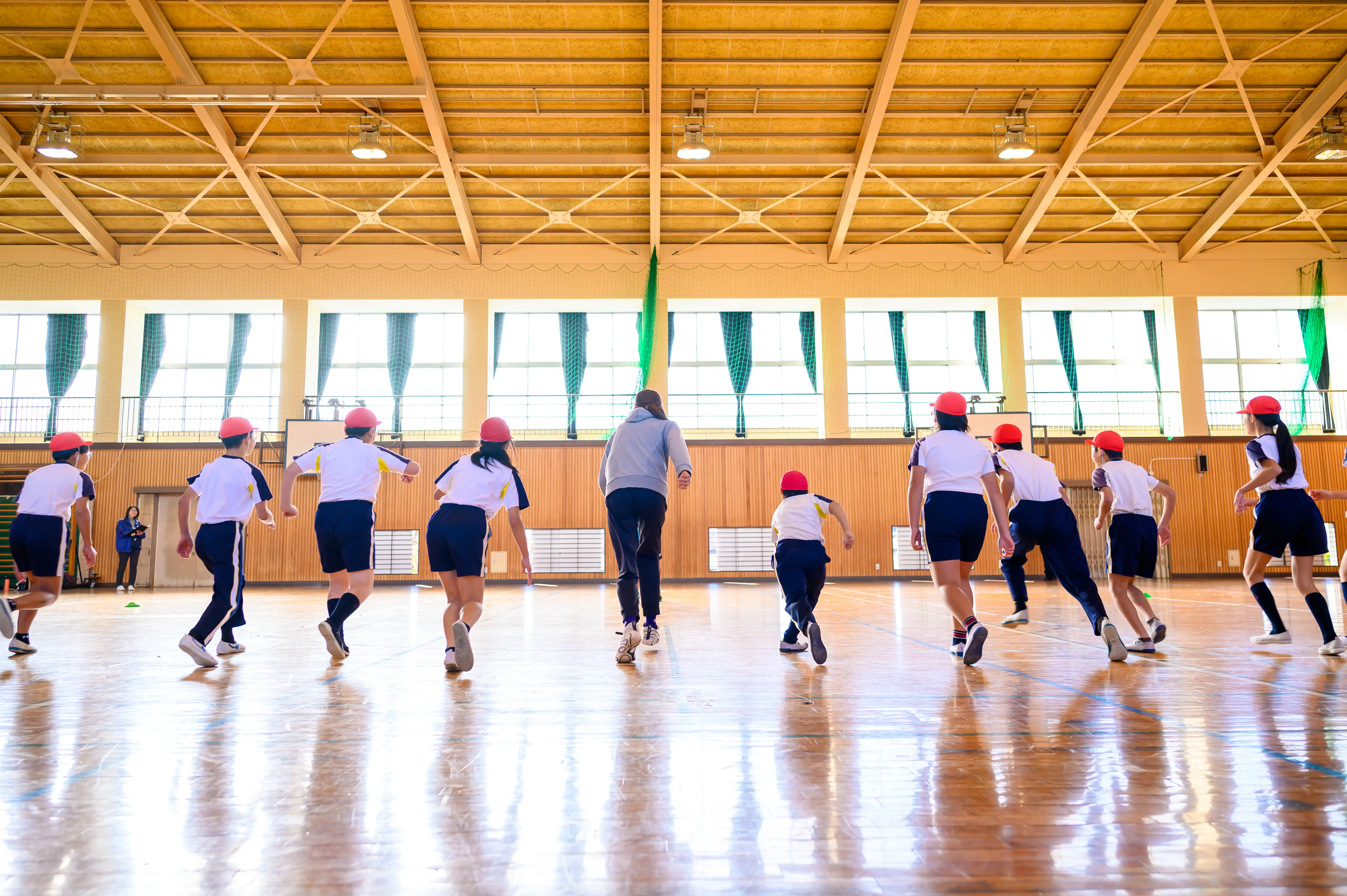 ゲームで走る先生と子どもたち