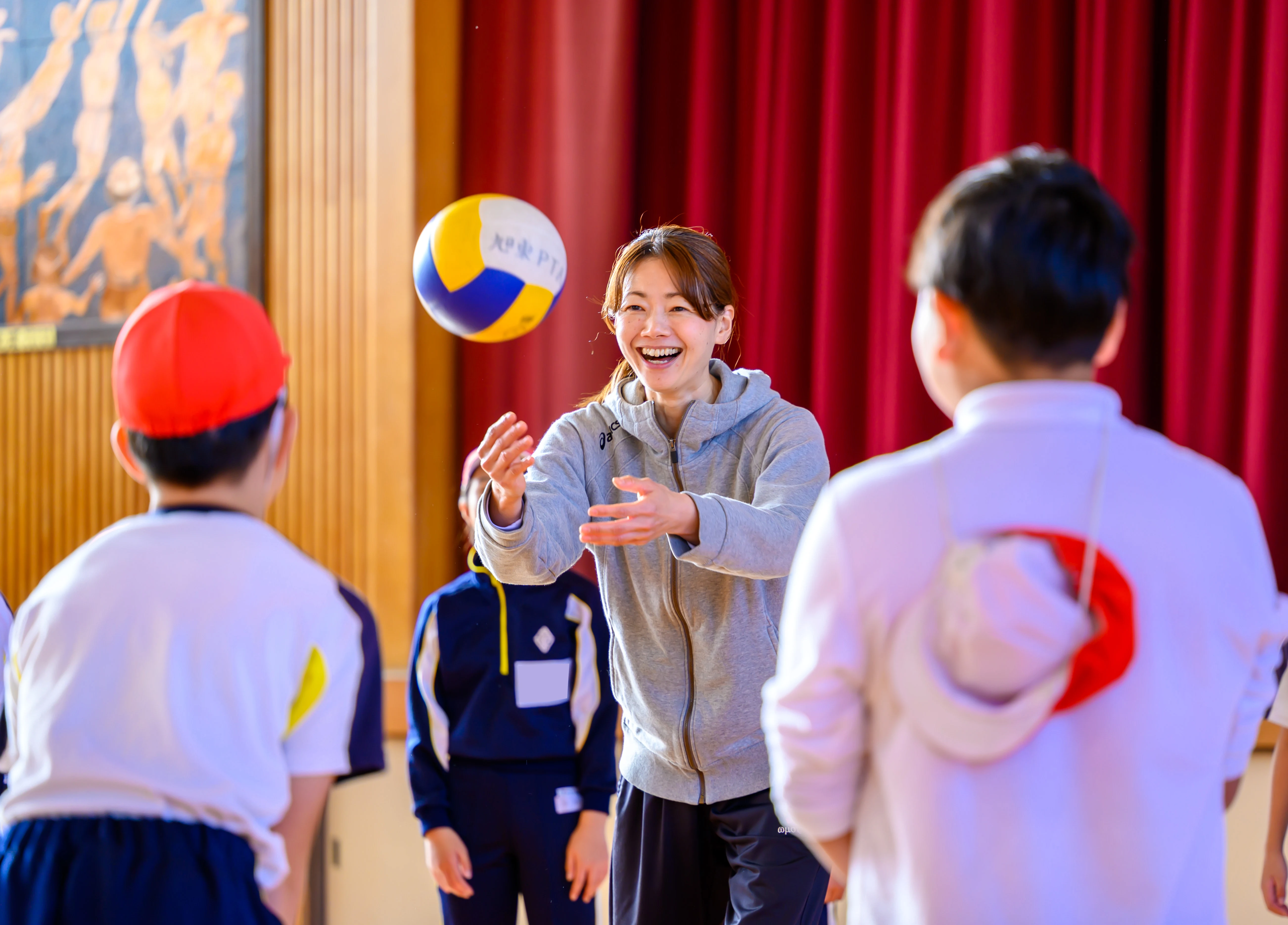 ゲーム形式で授業を行う井上香織氏