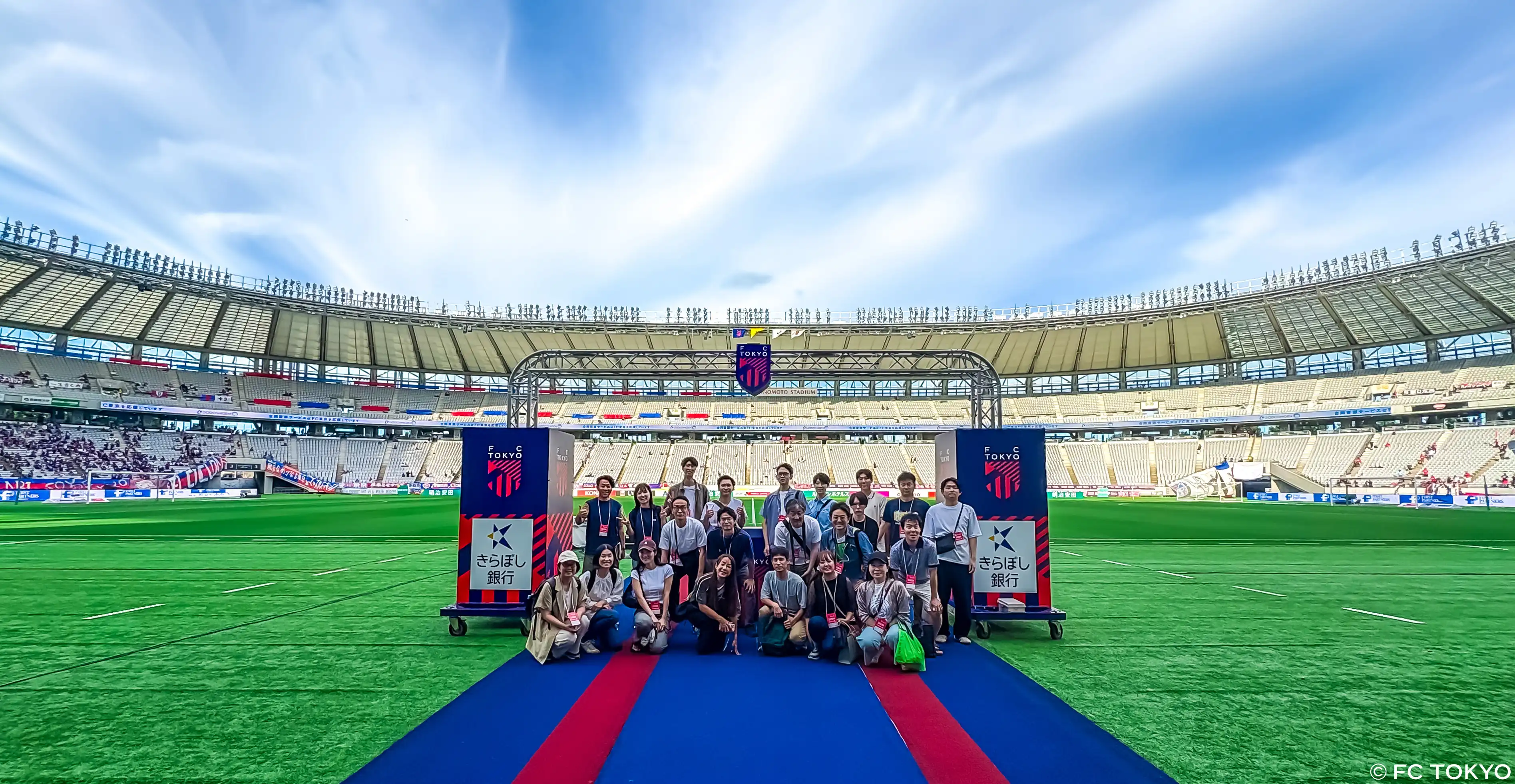 フィールドでの集合写真